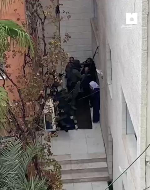 قوات الاحتلال تعتقل زوجة الشهيد أبو شخيدم أثناء عودتها من الأردن