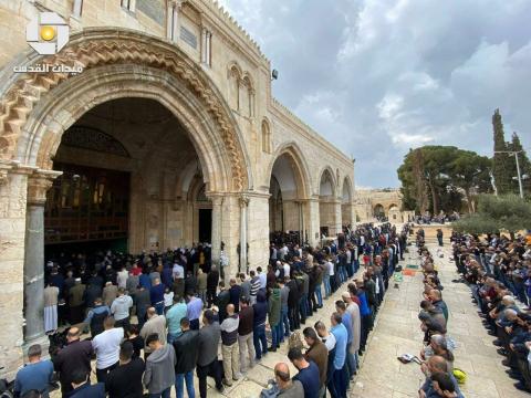 المصلون يؤدون صلاة الجمعة داخل ساحات ومصليات المسجد الأقصى