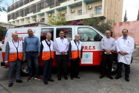 التعاون تُسلّم سيارة اسعاف لجمعية الهلال الأحمر الفلسطيني في القدس