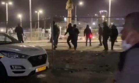 تراشق بالحجارة خارج قسم الطوارئ في "سوروكا"