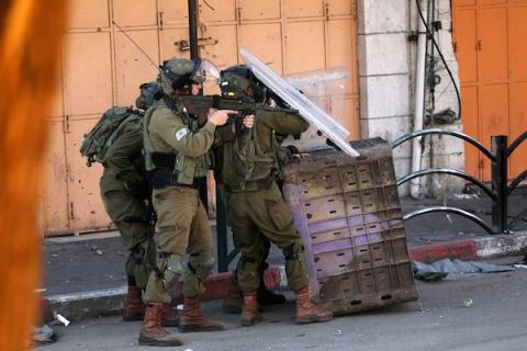 مواجهات بين المتظاهرين الفلسطينيين وقوات الاحتلال الإسرائيلي في الخليل