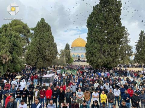 المصلون يؤدون صلاة الجمعة داخل ساحات ومصليات المسجد الأقصى