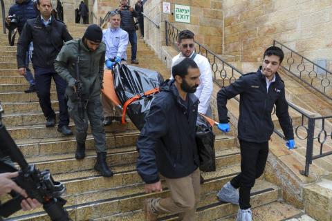 قوات الاحتلال تنقل جثمان الشهيد أبو شخيدم عقب العملية في القدس  (أ ب) 