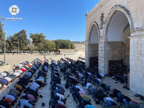 الآلاف يؤدون صلاة الجمعة في المسجد الأقصى المبارك 2