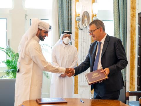  (من الشمال)  خليفة جاسم الكواري، مدير عام صندوق قطر للتنمية ، الشيخ محمد بن عبدالرحمن آل ثاني نائب رئيس مجلس الوزراء وزير الخارجية،  المفوض العام للأونروا فيليب لازاريني يوقعون اتفاقية شراكة متعددة السنوات في الدوحة، قطر. صورة من وزارة الخارجية القطرية
