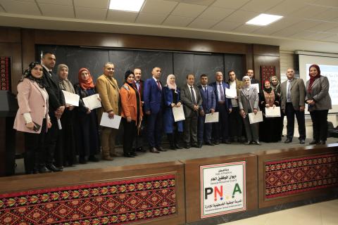 المدرسة الوطنية الفلسطينية للإدارة تخرج 223 مديراً من الفئة الأولى