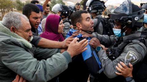 اشتباكات بين محتجين فلسطينيين وقوات إسرائيلية في قرية سوسيا جنوب الضفة (أ.ف.ب)