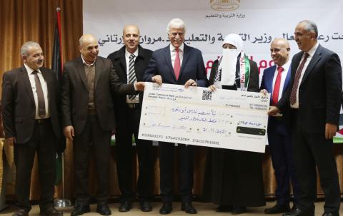 المعلمة نبأ سعيد فارس أبو زيتون من مدرسة دير الغصون الأساسية الدنيا للبنين في مديرية تربية طولكرم؛ نالت لقب أفضل معلم على مستوى فلسطين للعام 2021