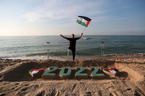 الفنان الفلسطيني الجريح محمد طوطح يرسم على الرمل "2022" قبل أيام من العام الجديد