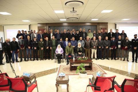 المدرسة الوطنية الفلسطينية للإدارة تخرج 64 ضابطاً من الأجهزة الأمنية والعسكرية