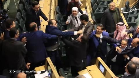 شجار بالأيدي وصراخ وفوضى تحت قبة البرلمان الأردني