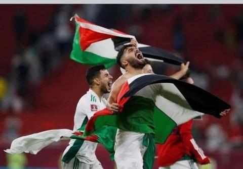 الأسرى الفلسطينيين يشاركون الجزائر فرحتهم بتملكهم  كاس العرب