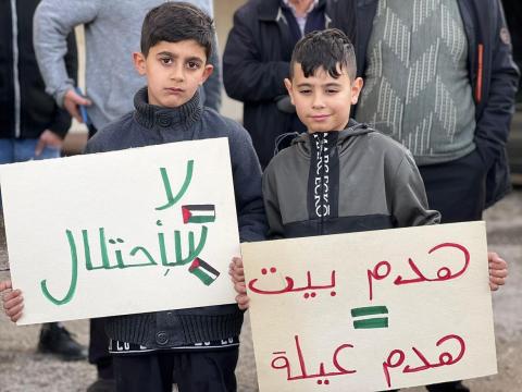  أهالي حي الطور وعدد من المتضامنين يشاركون في وقفة أمام البناية السكنية التي يهدد الاحتلال بهدمها وتهجير ساكنيها 