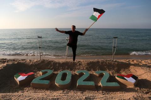 الفنان الفلسطيني الجريح محمد طوطح يرسم على الرمل "2022" قبل أيام من العام الجديد