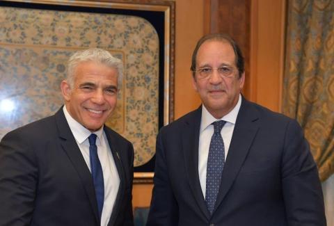 يائير لابيد خلال لقاء عباس كامل في القاهرة