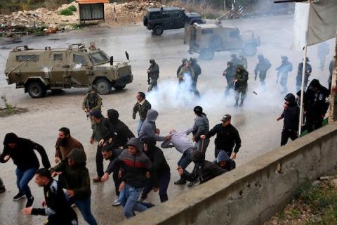  المواطنون الفلسطينيون يتصدون لاعتداءات المستوطنين الإسرائيليين في قرية برقة قرب مدينة نابلس