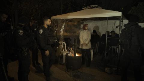  قوات الاحتلال الإسرائيلي، تعتدي على مواطنين في حي الشيخ جراح شرق القدس المحتلة، خلال تصديهم لعشرات المستوطنين الذين اقتحموا الحي