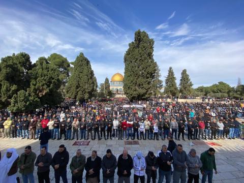 عشرات الآلاف يؤدون صلاة الجمعة في رحاب المسجد الأقصى