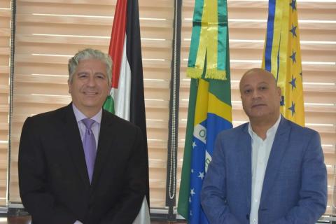 أبو هولي خلال لقائه مع السفير البرازيلي لدى دولة فلسطين أليساندرو كاندياس
