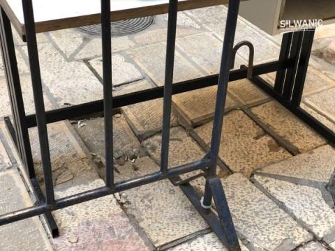 هبوط ارضي في منطقة باب الحديد -أحد أبواب المسجد الأقصى-