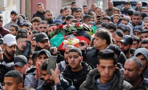    فلسطينيون يشيعون جثمان الشهيد محمد عباس في مخيم الأمعري في رام الله