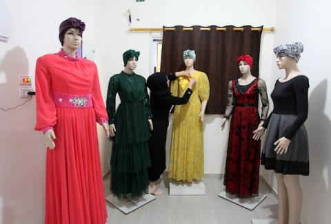 " دار خليل وآية للأزياء" .. أول دار تعليمية بغزة تضع أقدام الحرفيين على فرصة عمل