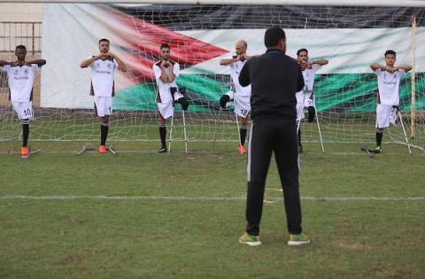    لاعبون من ذوي الاعاقة يشاركون في تدريب كرة القدم منظم من قبل الصليب الأحمر في ملعب فلسطين في مدينة غزة
