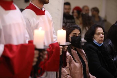 فلسطينيون مسيحيون يحضرون قداس عيد الميلاد في كنيسة العائلة المقدسة في مدينة غزة