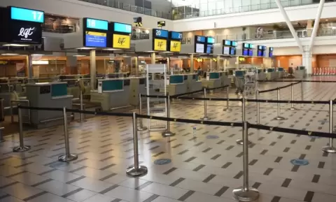 مطار كيب تاون في جنوب أفريقيا بات متوقفا عن العمل بعد تعطيل الرحلات (الأناضول)