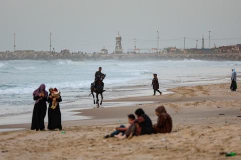 الفلسطينيون يستمتعون بوقتهم على شاطئ بحر مدينة غزة