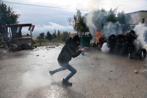 مواجهات بين شباب فلسطينيون وقوات الاحتلال الاسرائيلي على مدخل بلدة برقة شمال غرب نابلس خلال مسيرة دعا لها المستوطنين الى مستوطنة حومش المخلاه.