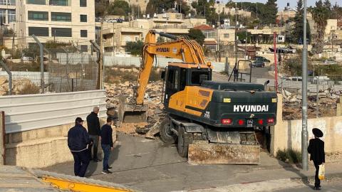 القدس - بلدية الاحتلال تصادر ارض المواطن كمال عبيدات في حي الشيخ جراح وتقوم بتجريفها 