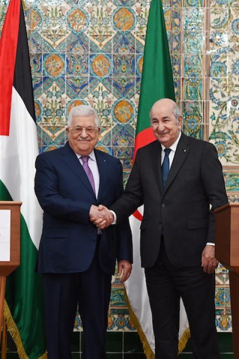     الرئيس الفلسطيني محمود عباس يلتقي الرئيس الجزائري عبد المجيد تبون في الجزائر