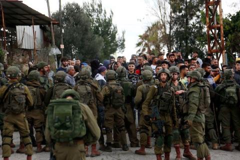    المواطنون الفلسطينيون يتصدون لاعتداءات المستوطنين الإسرائيليين في قرية برقة قرب مدينة نابلس