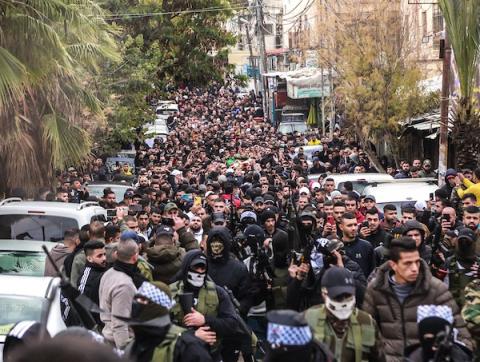 فلسطينيون يشيعون جثمان الشهيد محمد عباس في مخيم الأمعري في رام الله
