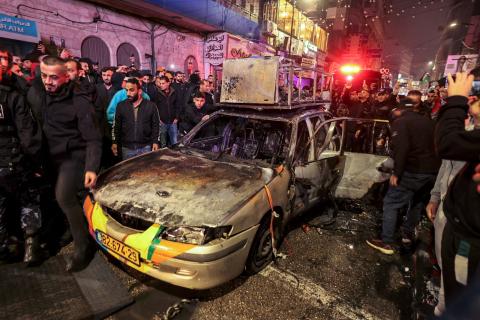 صور لمركبة المستوطنين التي تم إحراقها في رام الله .. تصوير.. وكالة الأنباء الفرنسية