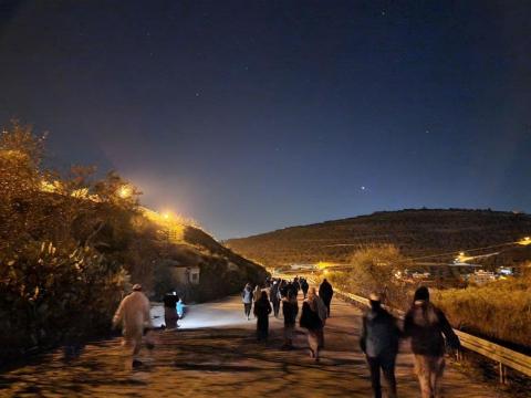 مئات المستوطنين يتوجهون نحو مستوطنة حومش المخلاة على الطريق بين نابلس وجنين