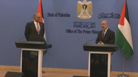 رئيس الوزراء الأردني بشر الخصاونة ونظيره الفلسطيني محمد اشتية في رام الله.