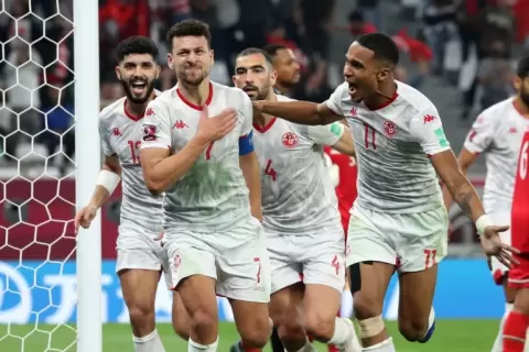 المساكني (رقم 7) سجل هدف الفوز لمنتخب تونس (رويترز)