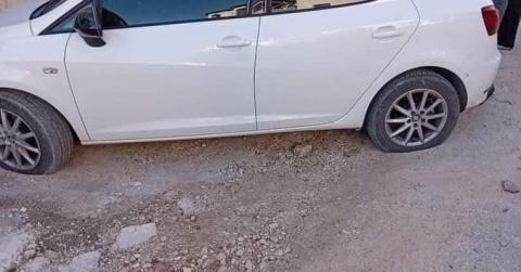 مستوطنون يعطبون إطارات مركبات ويخطون شعارات عنصرية في قرية قيرة شمال سلفيت