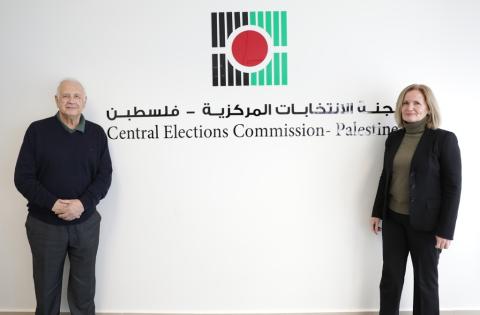 رئيس لجنة الانتخابات يلتقي القنصل البريطاني العام