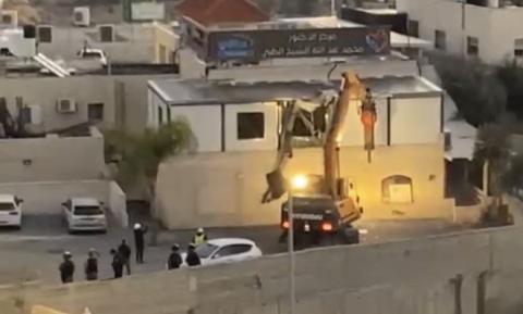 هدم مركزًا طبيًا في جبل المكبر