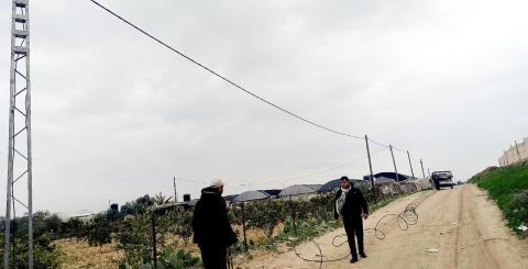 الشروع بتركيب كشافات إنارة في حيّي السلام وقيزان النجار جنوب خان يونس