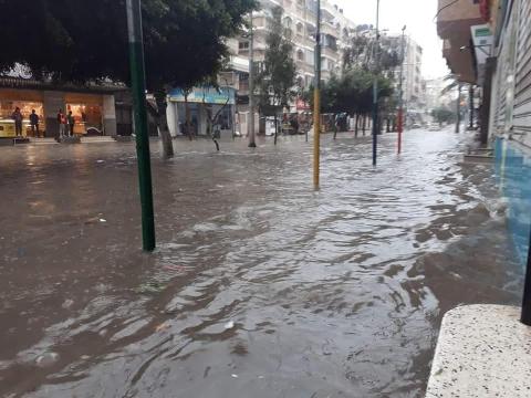 غرق مفترق الأمن العام شمال قطاع غزة بفعل الأمطار الغزيرة.