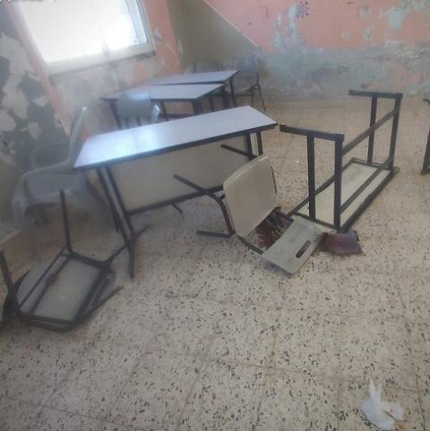 آثار دماء أثناء اقتحام قوات الاحتلال أحد الصفوف لاعتقال الطالبين