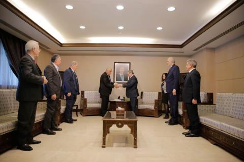وفد اللجنة المركزية لحركة فتح يسلم وزير الخارجية السوري رسالة من الرئيس محمود عباس للرئيس الأسد