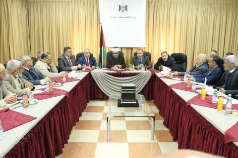 الشيخ حاتم البكري وزير الأوقاف والشؤون الدينية الفلسطينية خلال لقائه مدراء مديريات الأوقاف في مقر الوزارة برام الله 