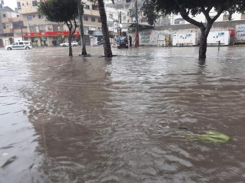 غرق مفترق الأمن العام شمال قطاع غزة بفعل الأمطار الغزيرة