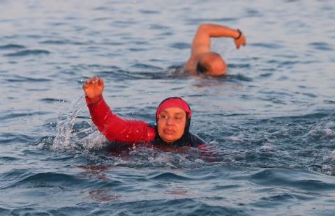  عشاق السباحة من كبار السن يمارسون هوايتهم على شاطئ بيت لاهيا في مربعانية الشتاء