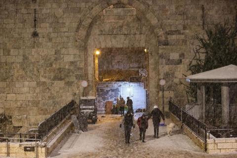 لوحة من مدينة القدس باللون الأبيض..تصوير.. مصطفى الخاروف 1